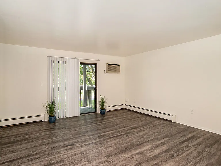 Sunflower Apartments — Photo 12