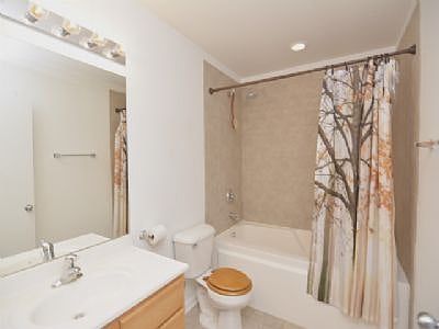 2nd image of 1122 W Catalpa Ave #406