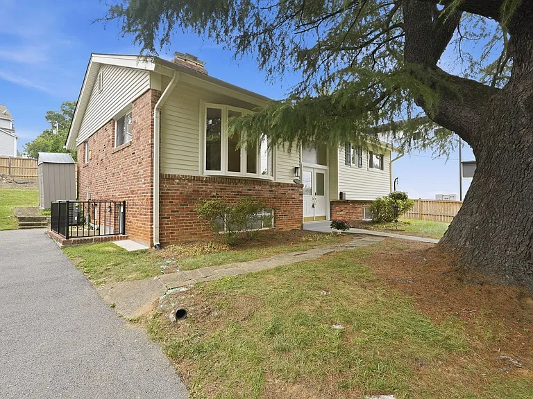 6806 Lemon Rd — Photo 1