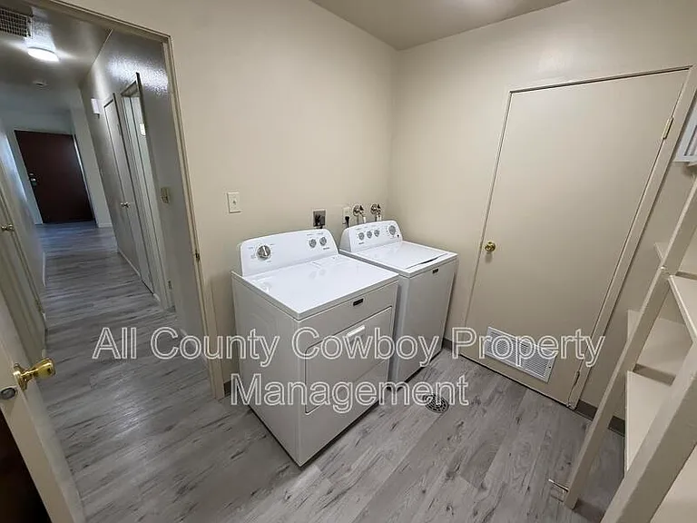 1145 W Leisher Rd — Photo 9