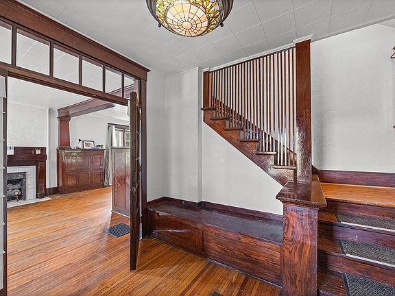 3rd image of 309 E Walnut St