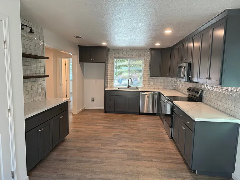 560 Edgewood Dr — Photo 3