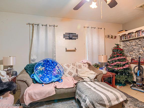 5th image of 4422 N Lapeer Rd