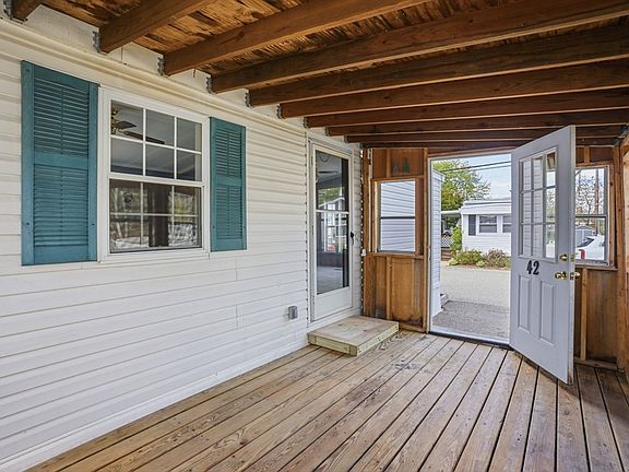 5th image of 548 Kenyon Ave #42