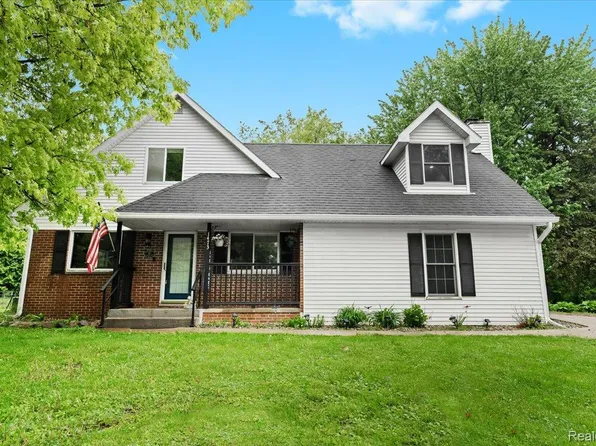 1473 Booth St, Howell, MI 48843