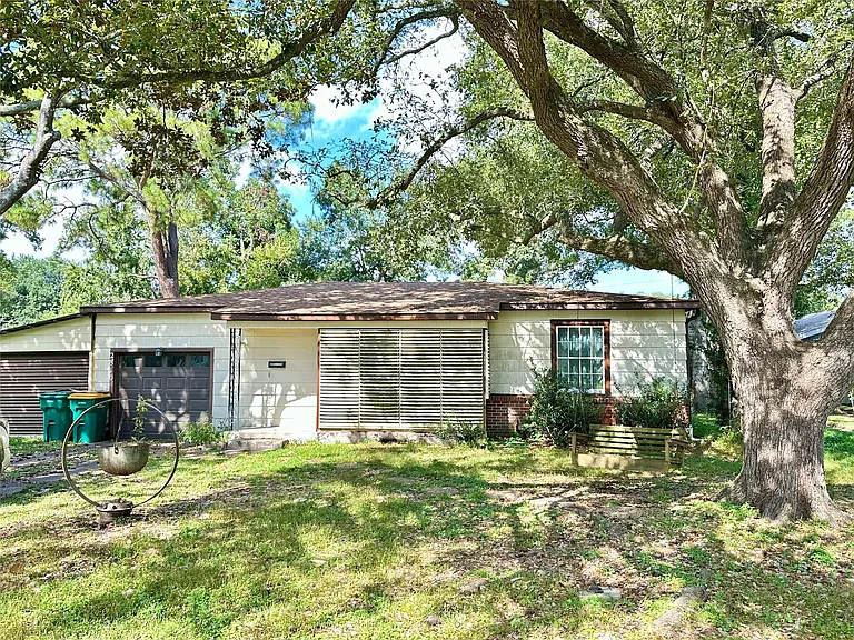 2810 N Houston Dr — Photo 5