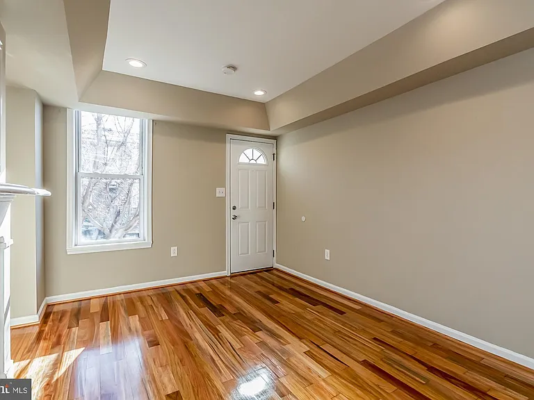 130 W Randall St — Photo 4