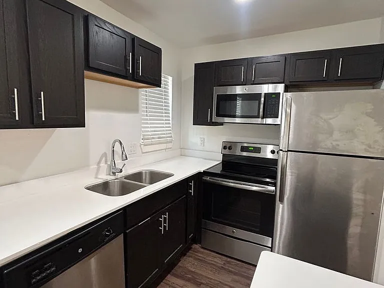 2106 Bennett Ave — Photo 4