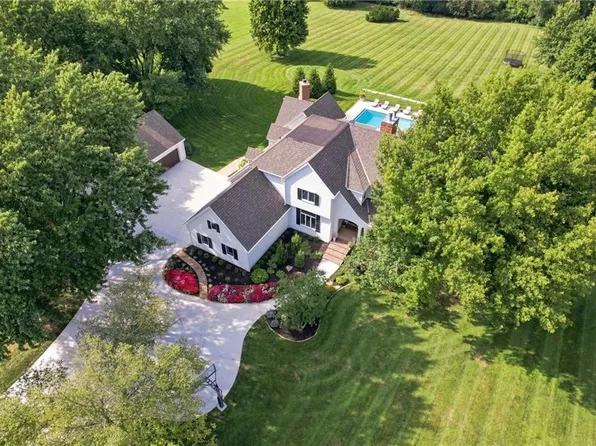 5700 W 183rd St, Stilwell, KS 66085