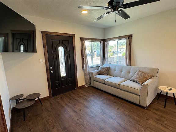 2nd image of 464 W Los Angeles Dr
