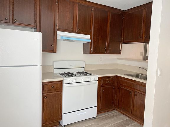 3rd image of 963 Edgecliffe Dr APT 8