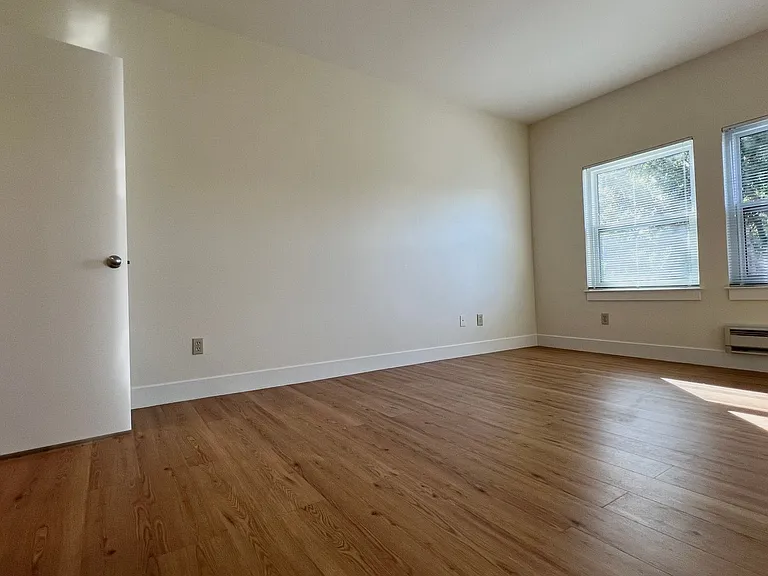 655 40th St #202 — Photo 8