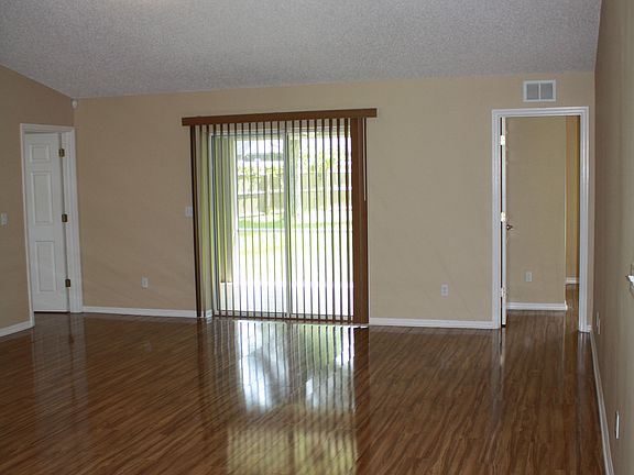 4th image of 12 Puritan Ln