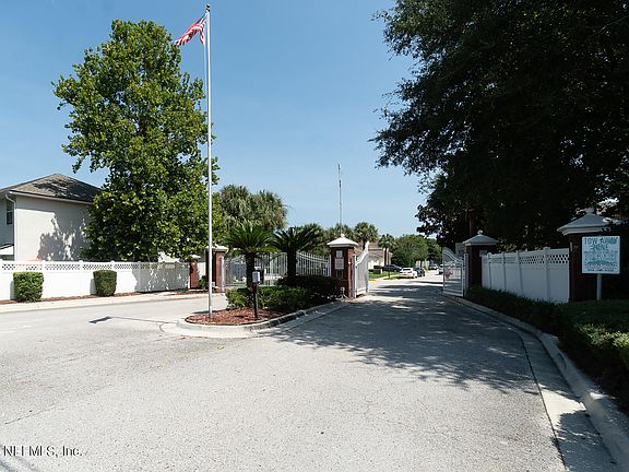 3rd image of 627 SOUTHBRANCH Drive