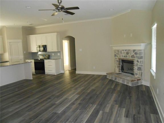 4th image of 945 Southgate Ct