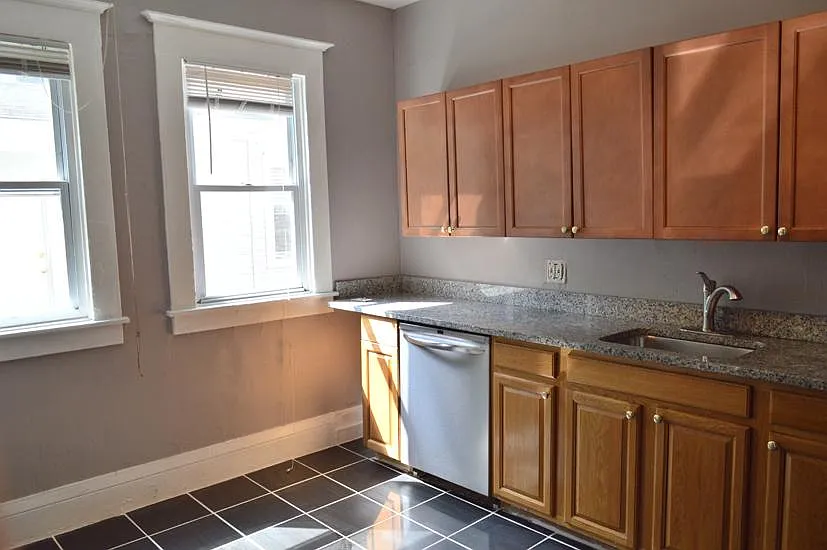 5 bed, 2100 sqft, $3,500 — Photo 2