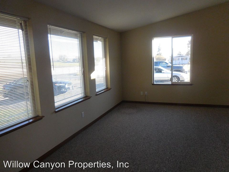2nd image of 400 NE Meadowlark Ln