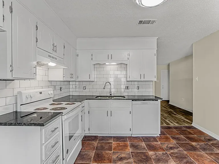 1319 Collier Dr — Photo 11