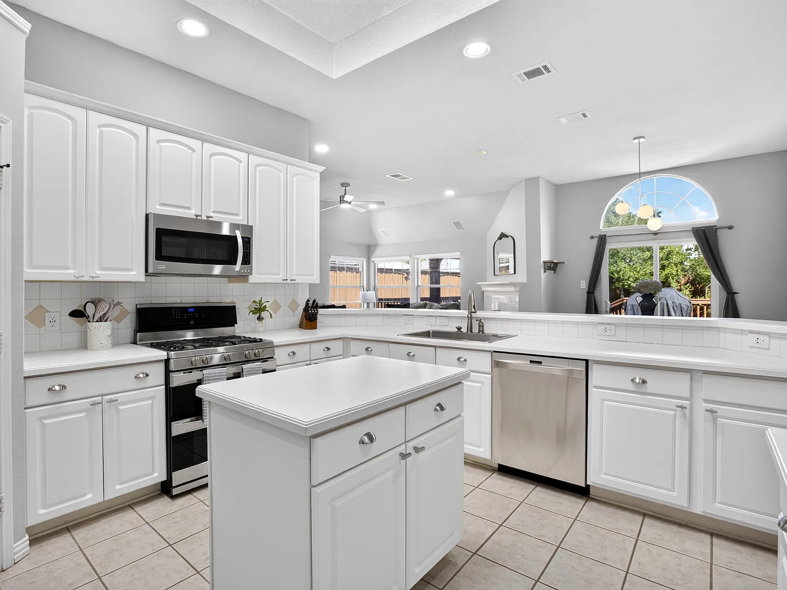 4 bed, 2126 sqft, $2,900 — Photo 2
