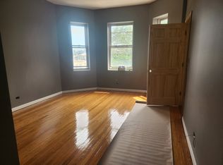 1700 W Nelson St APT 3F, Chicago, IL 60657