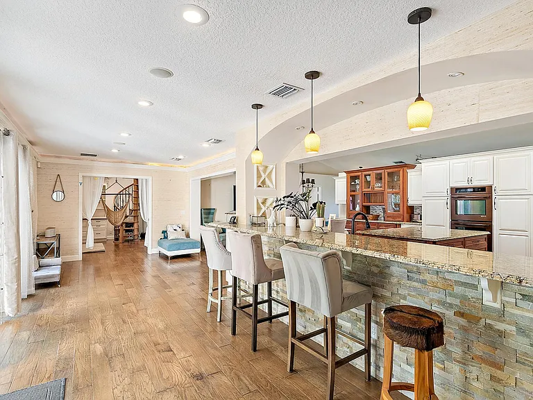 542 N Cypress Dr — Photo 9