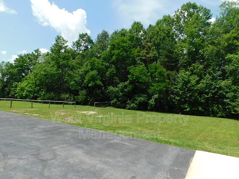 2 bed, 1.0 bath, $1,150 — Photo 2