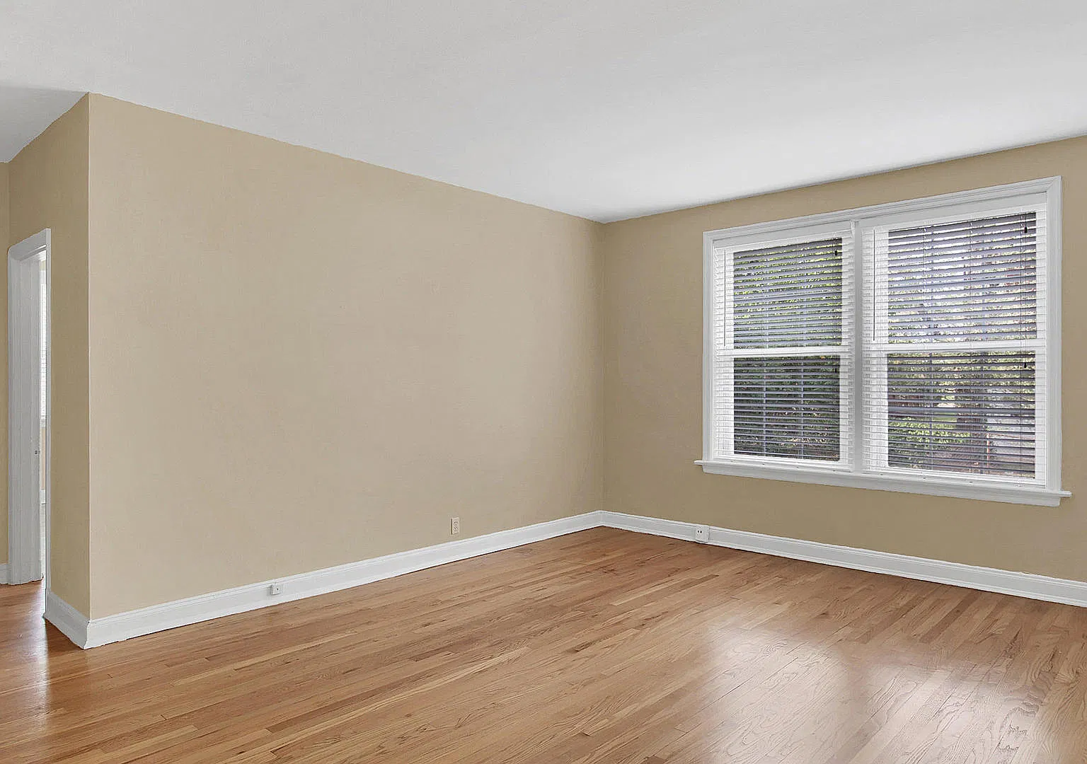 (560) 8161 Whitburn Dr — Photo 4