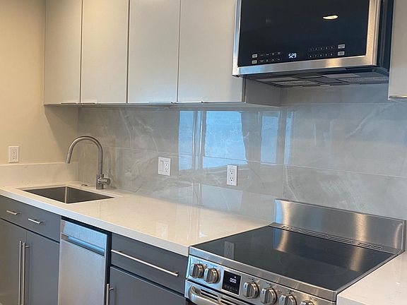 Stainless appliances, top quality cabinets, quartz countertop