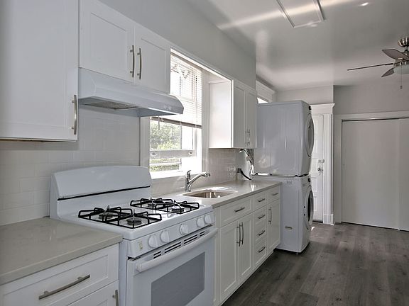 3rd image of 215 Travers Ave