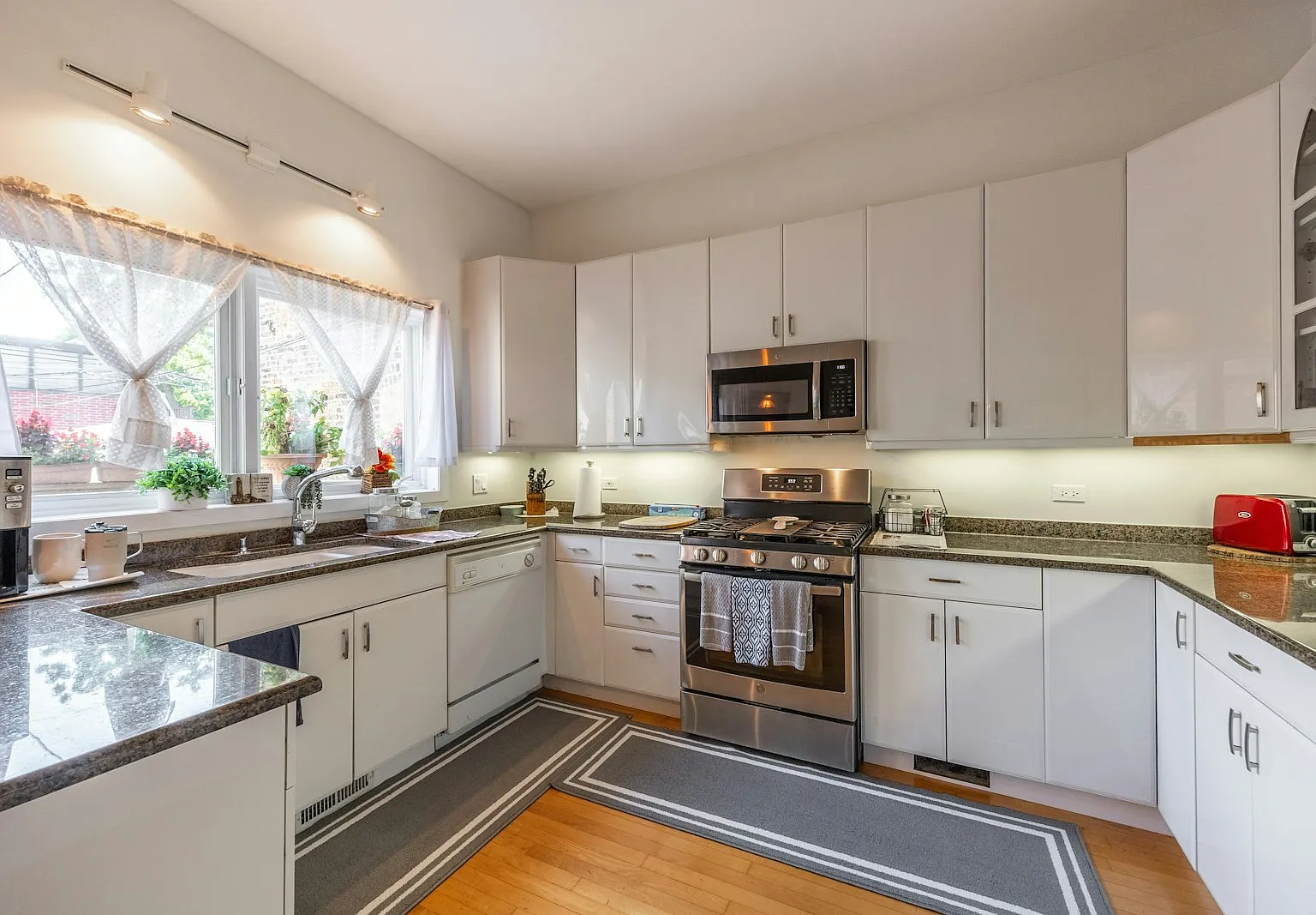 1723 North Wood Street, Unit 1 — Photo 1