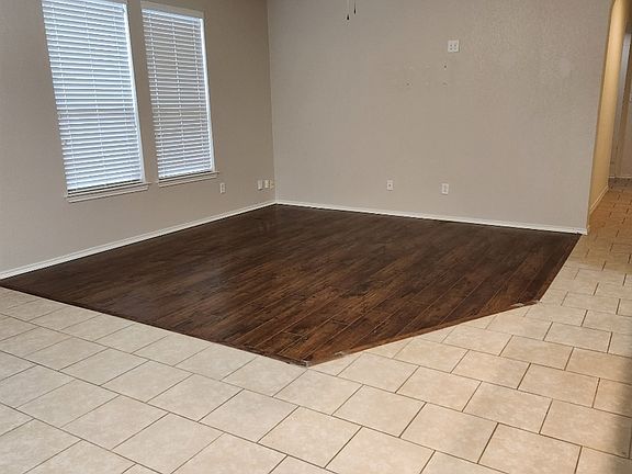 4th image of 10911 Fox Crest