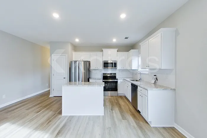 4 bed, 2.5 bath, 1923 sqft, $2,075 — Photo 4