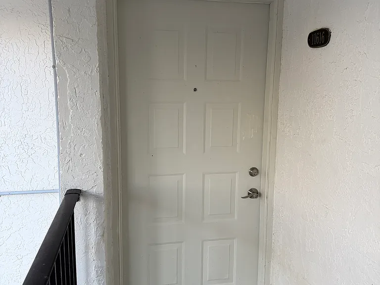 Sunset Square Apartments — Photo 8