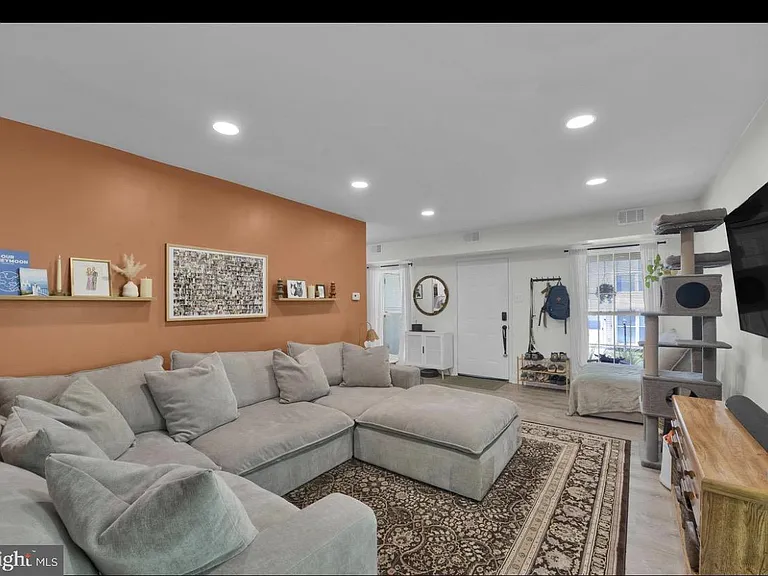 406 Middleton Pl W — Photo 2