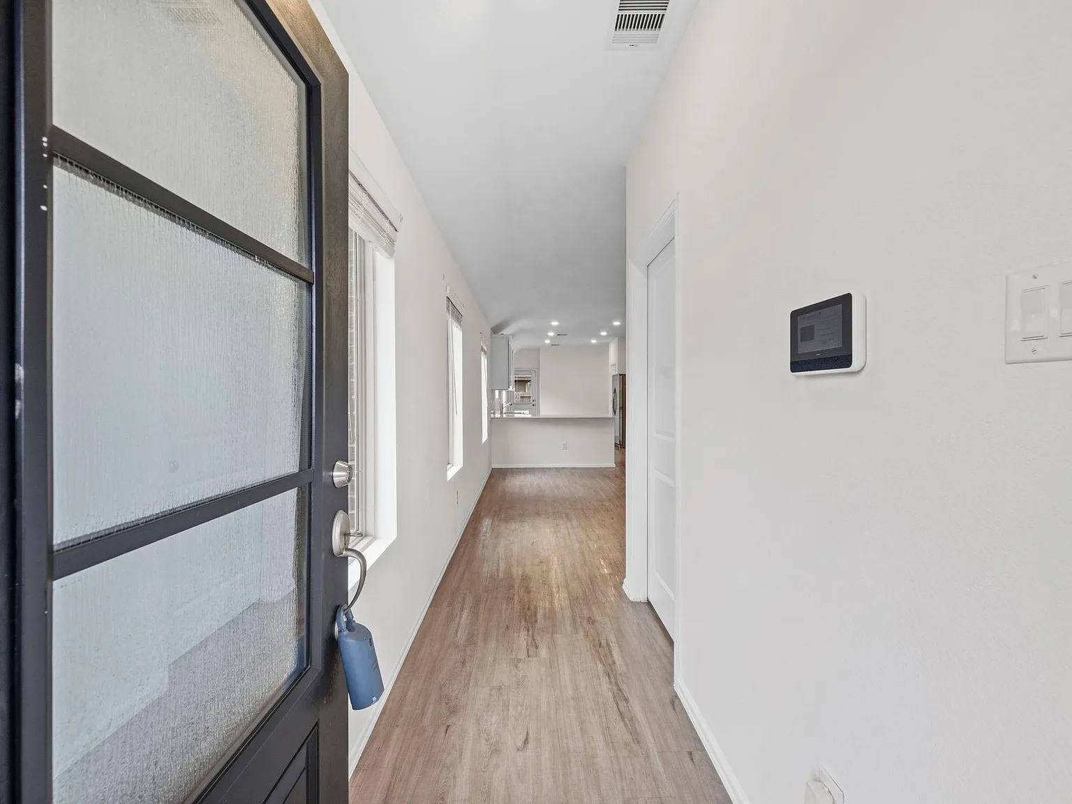 4 bed, 2.0 bath, 1500 sqft, $2,200 — Photo 2