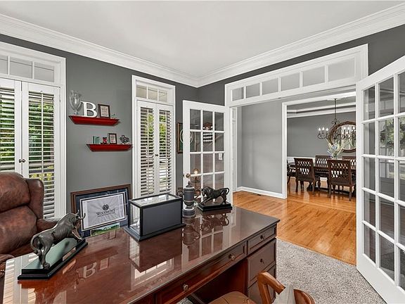 4th image of 929 Ravenwood Way