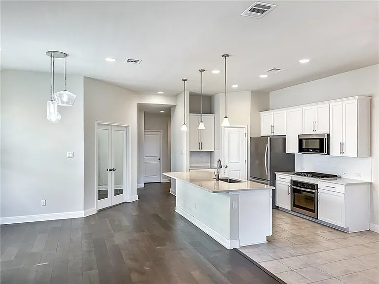 309 Cyril Dr — Photo 3