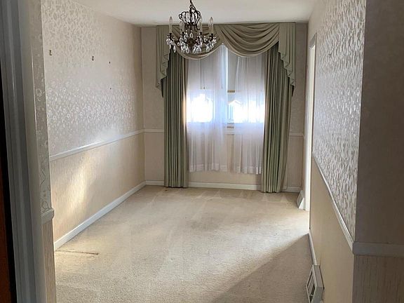 3rd image of 2924 Devereaux Ave
