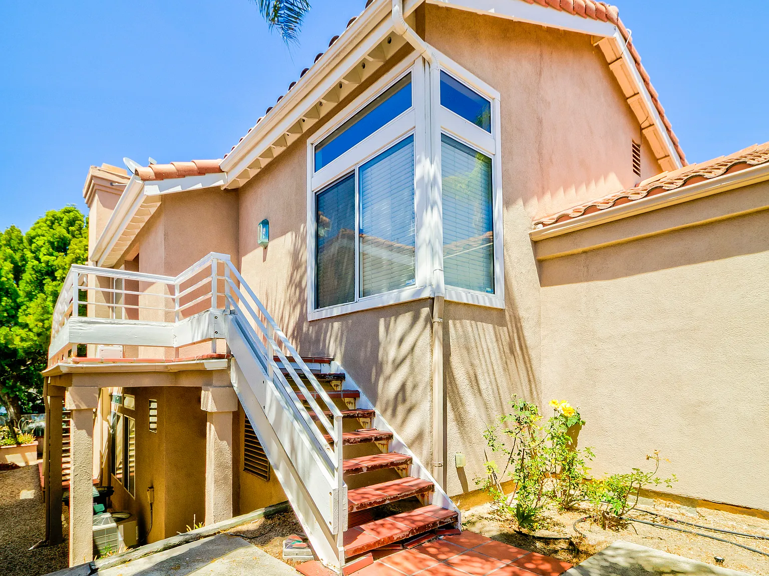 3 bed, 2.5 bath, 2421 sqft, $5,800 — Photo 2