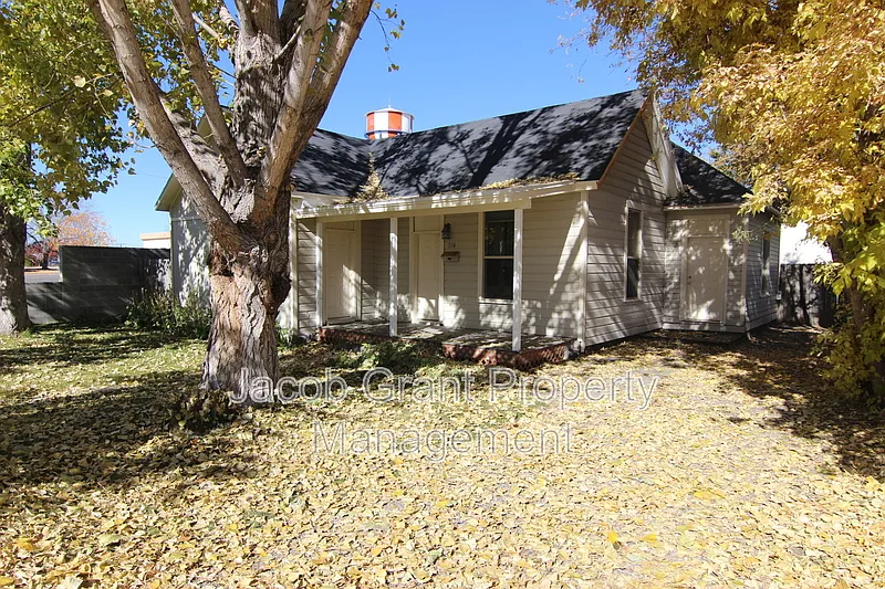 3 bed, 1.0 bath, 1400 sqft, $1,495 — Photo 2