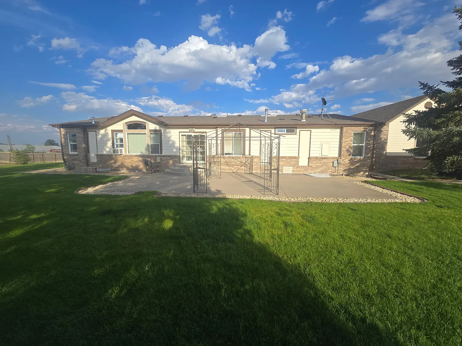 6 bed, 2.5 bath, 5000 sqft, $3,500 — Photo 2