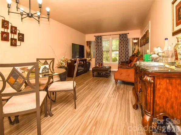 2890 Carriage Dr, Winston Salem, NC 27106