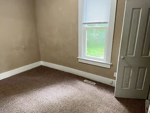 4th image of 827 Niagara St