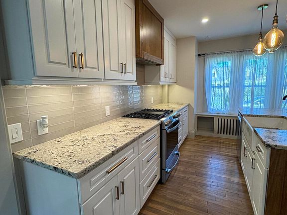 5th image of 18 Herber Avenue