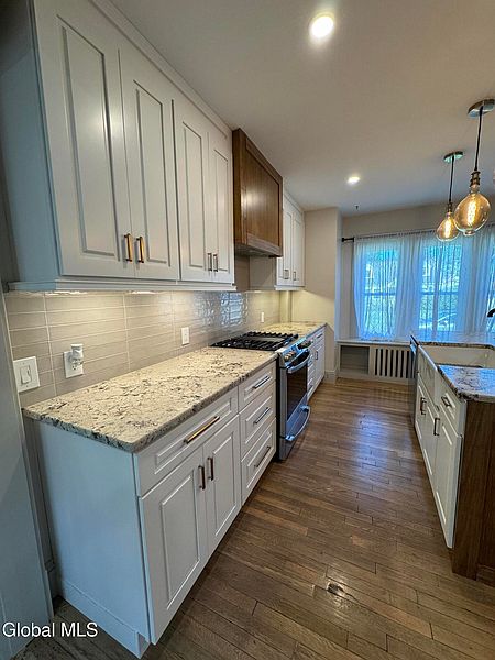 5th image of 18 Herber Avenue