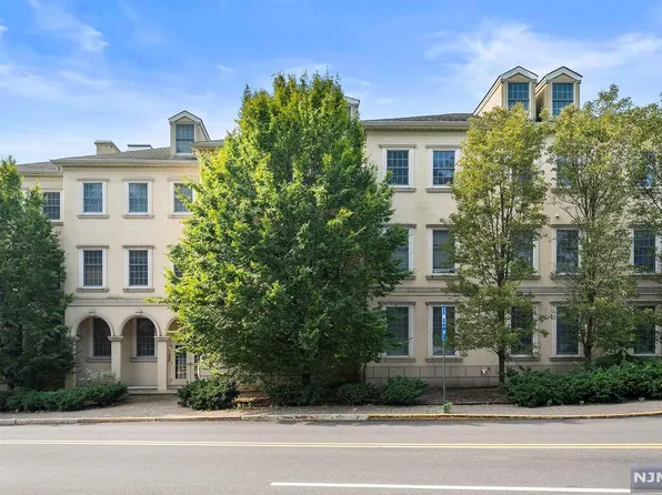 180 Edgewater Rd APT 1H, Cliffside Park, NJ 07010