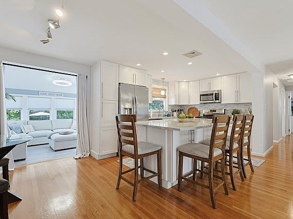 5th image of 29 Stratford Ave
