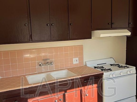 4th image of 5261-5263 Auckland Ave