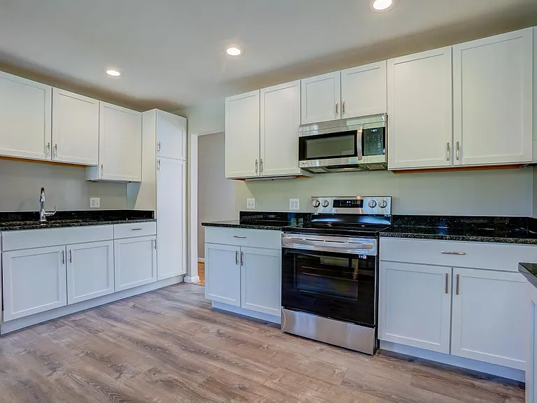 6417 Earlham Dr — Photo 8
