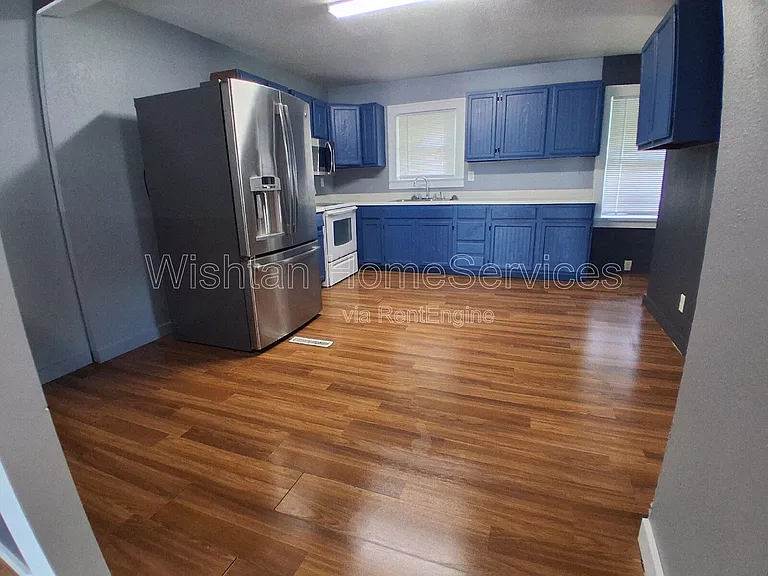 701 N E St — Photo 14